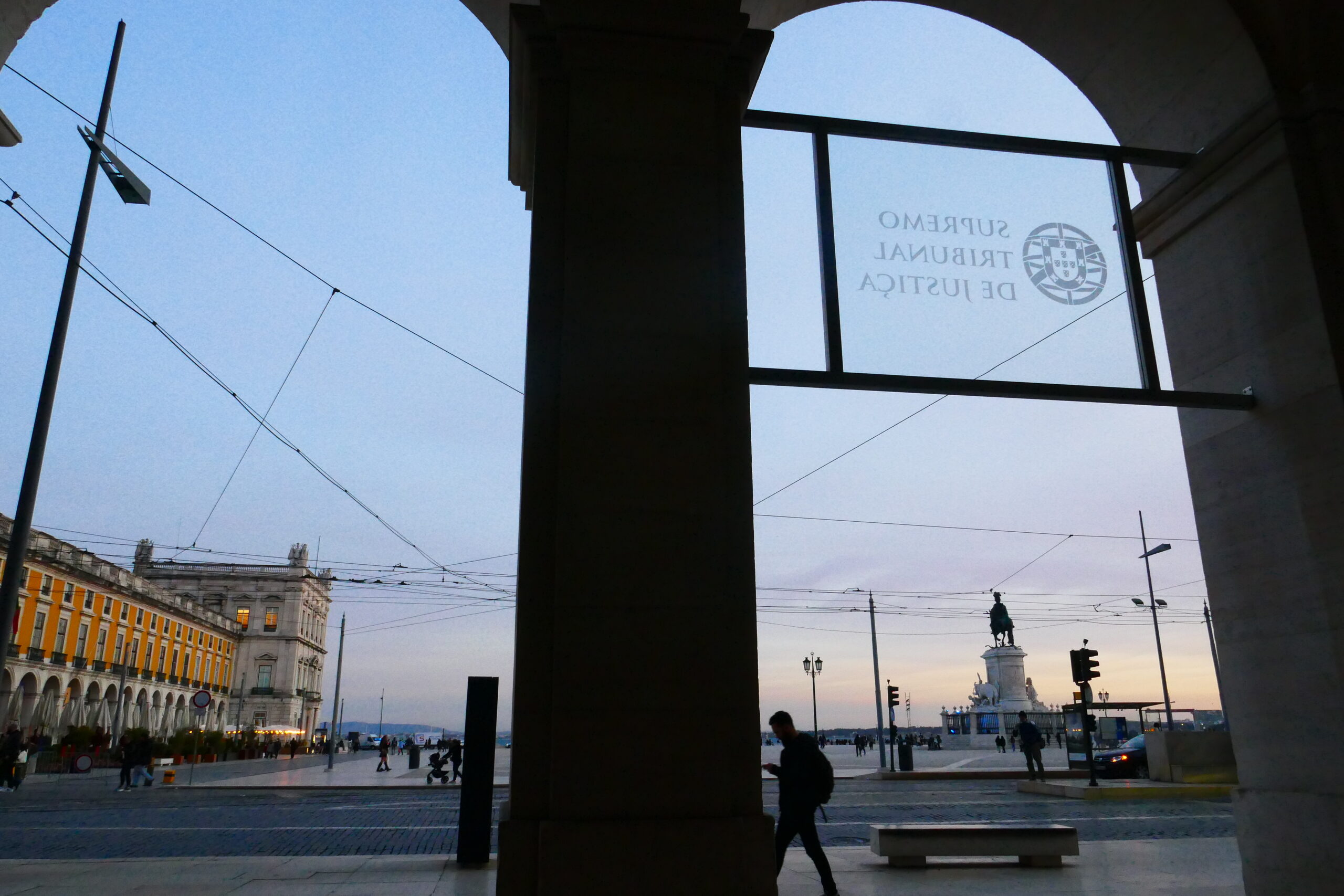 Supremo Tribunal de Justiça espetou três placas fora da lei em pleno Monumento Nacional