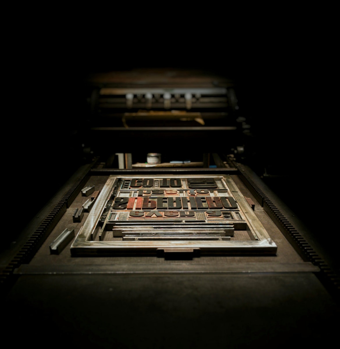 Advogada-estagiária ‘fantasma’ com cargo que por lei exige “jurista de reconhecido mérito”