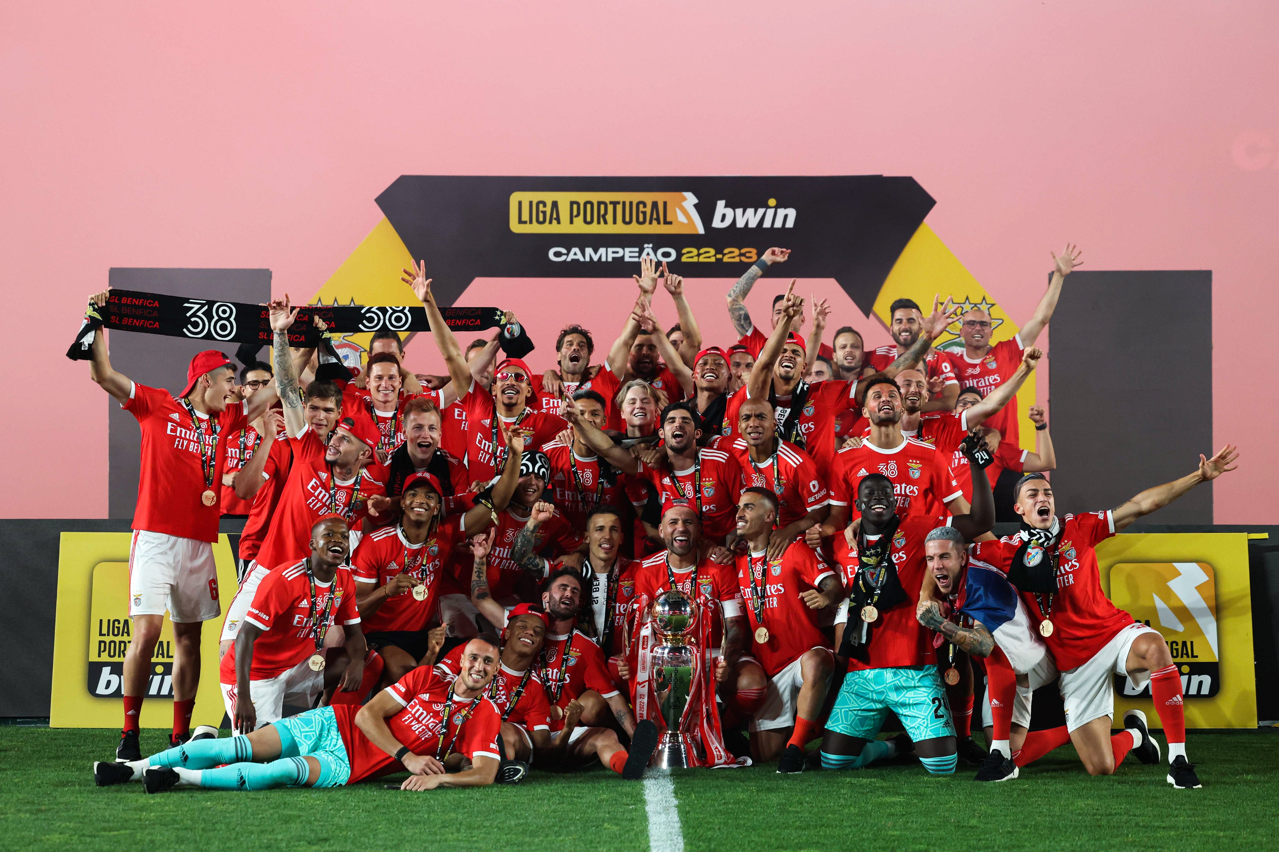 Fomos ver se o Benfica faz mesmo o PIB crescer… e acabámos afinal todos envergonhados (com o nosso regime)