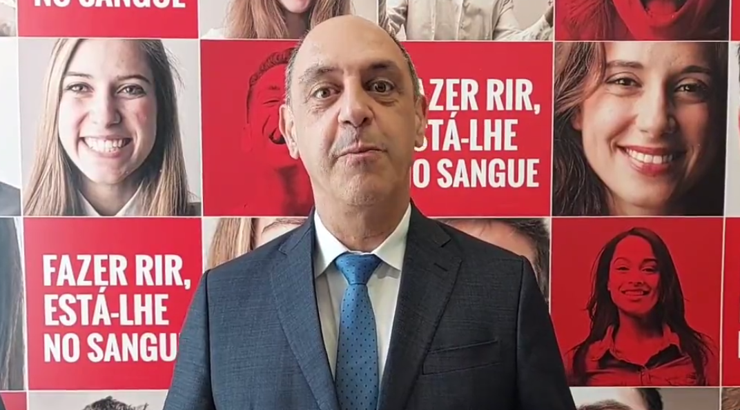 Manuel Pizarro pressionado para explicar promiscuidades na estratégia de comunicação do Serviço Nacional de Saúde