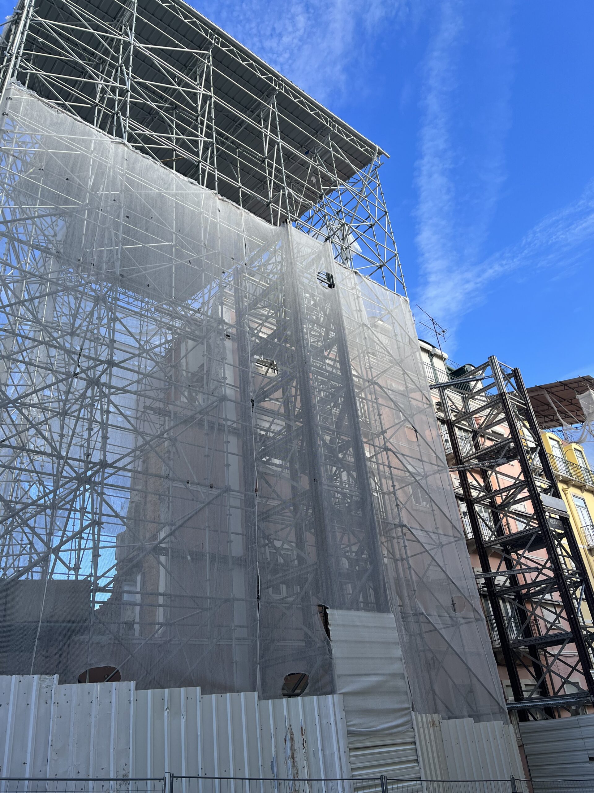 Sede da Polícia Judiciária custa mais 833 mil euros para ‘deitar abaixo’ prédio danificado [act.]