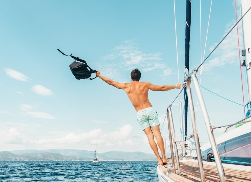 Marinha garante ‘banhos de sol’ seguros com 64 mil euros de  protector solar