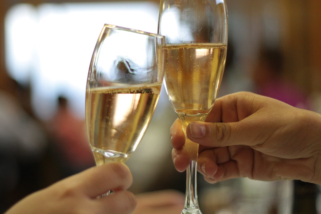 Um médico-empresário e um regulador dos media entram num bar