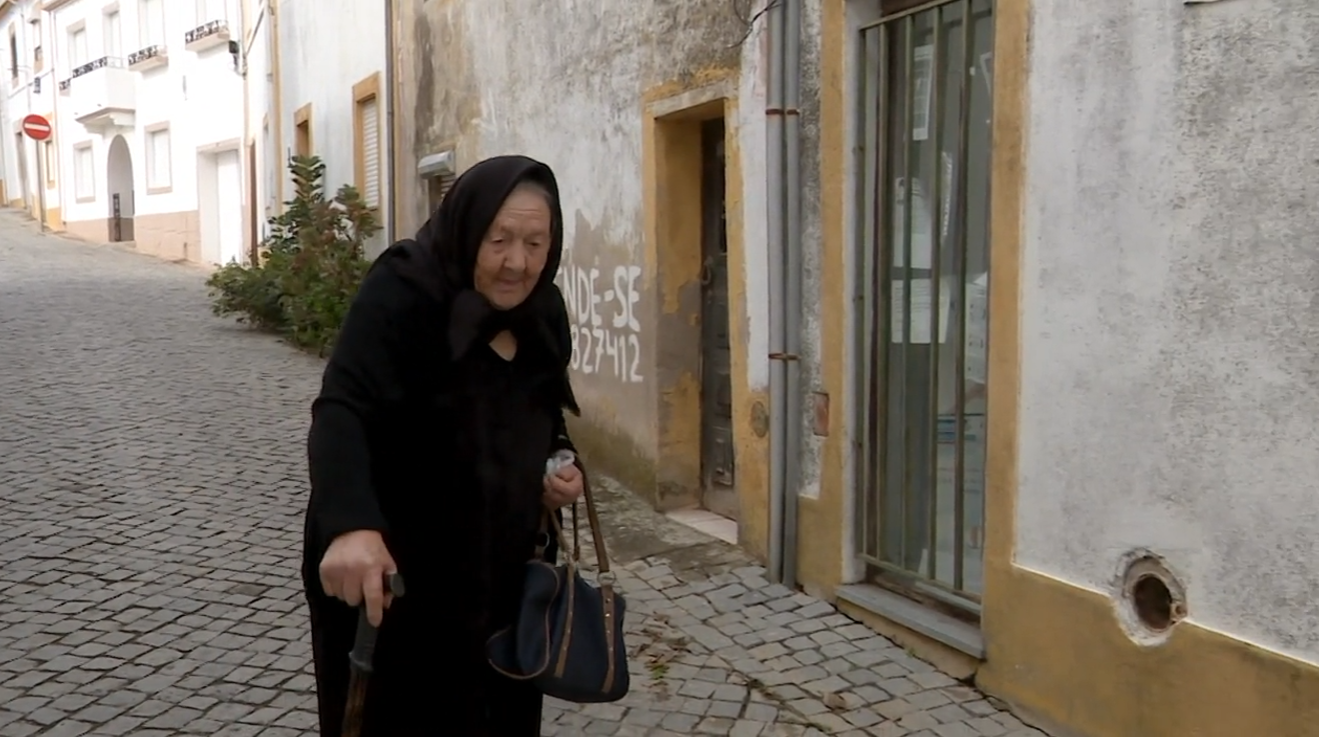 Duas mulheres de Montalvão, a terra que não quer morrer