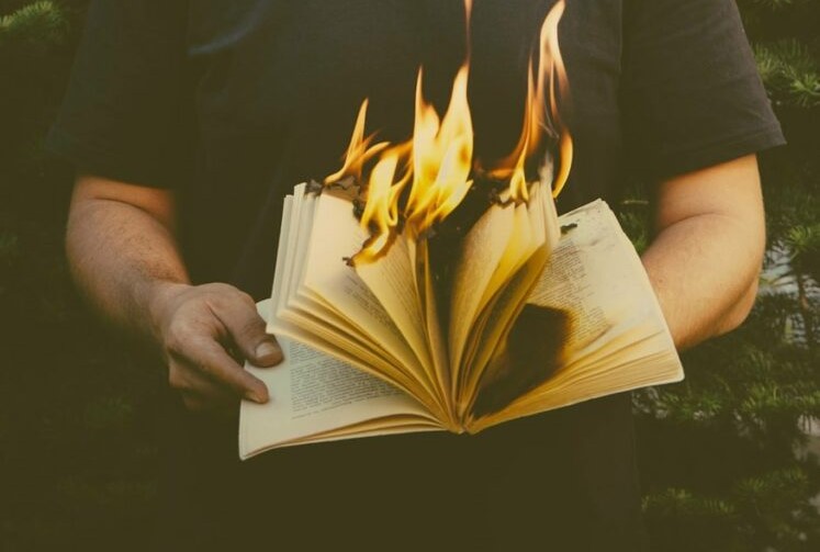 Governo Biden coagiu Big Techs a censurarem até livros e sátira, diz relatório