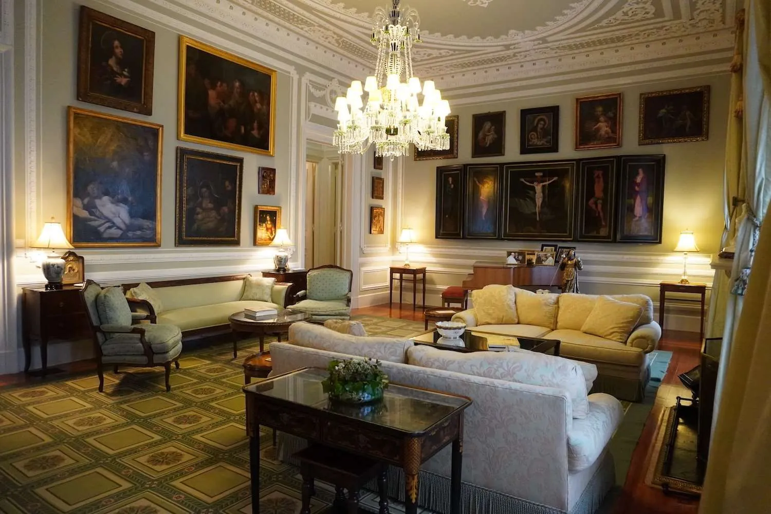 Embaixador dos Estados Unidos quer empregada para todo o serviço por 7 euros à hora