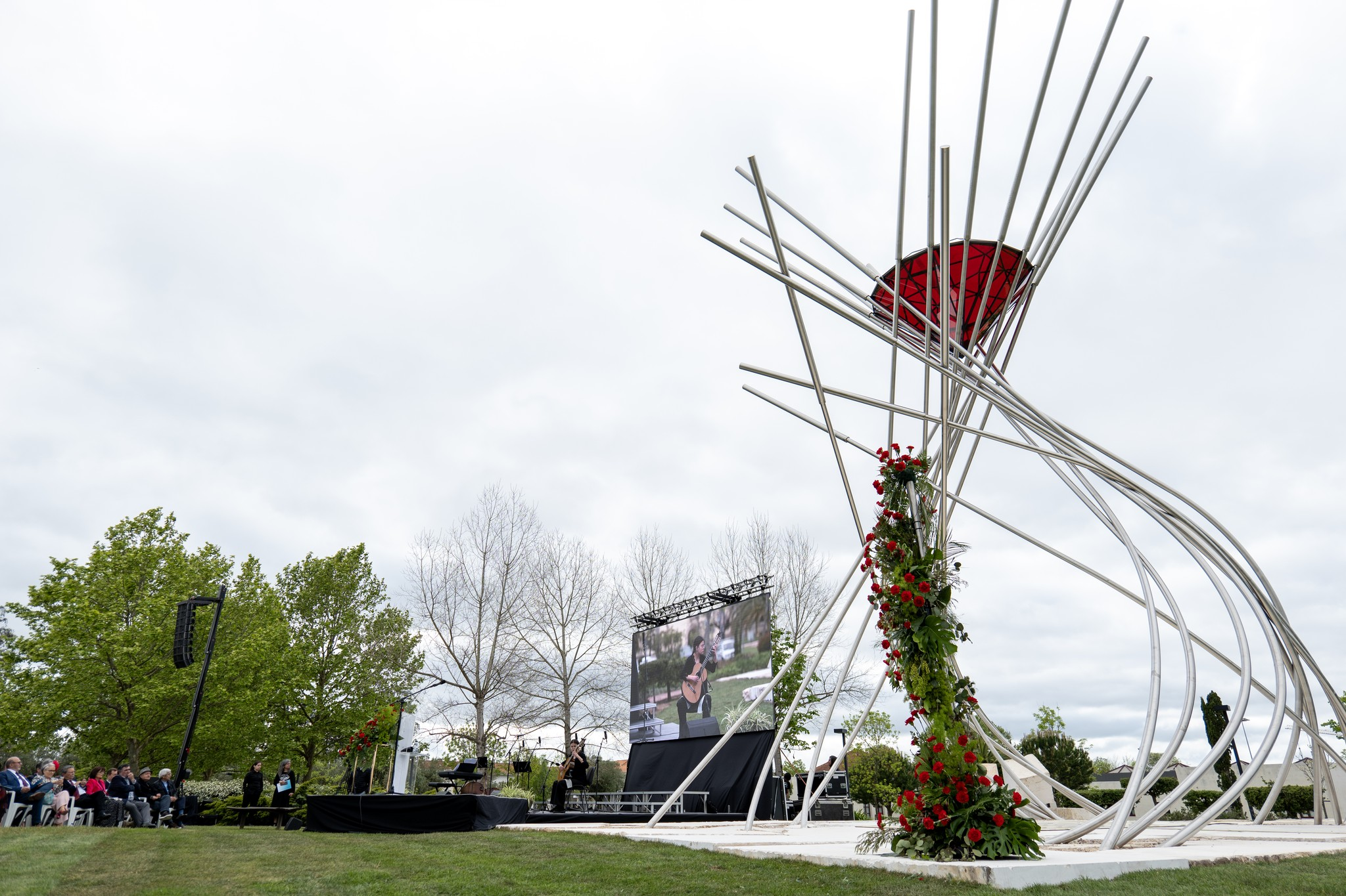 19 hastes curvas encimadas por um ‘anel de rubi’ custam 406 mil euros