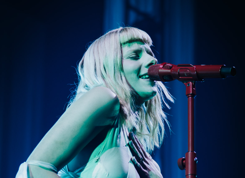 Uma sacerdotisa dos fiordes (en)cantando em altar mourisco