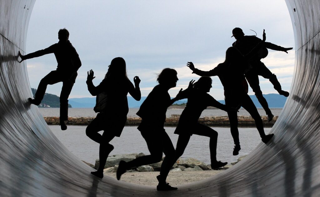 friendship, fun, backlighting, together, characters, people, tube, fjord, water, nature, sky blue, outlines, the shade, running, to dance, team, community