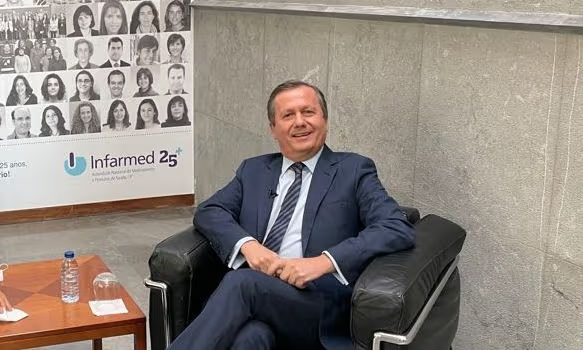 Presidente do Infarmed arrisca multa por ter mutilado base de dados das reacções adversas das vacinas