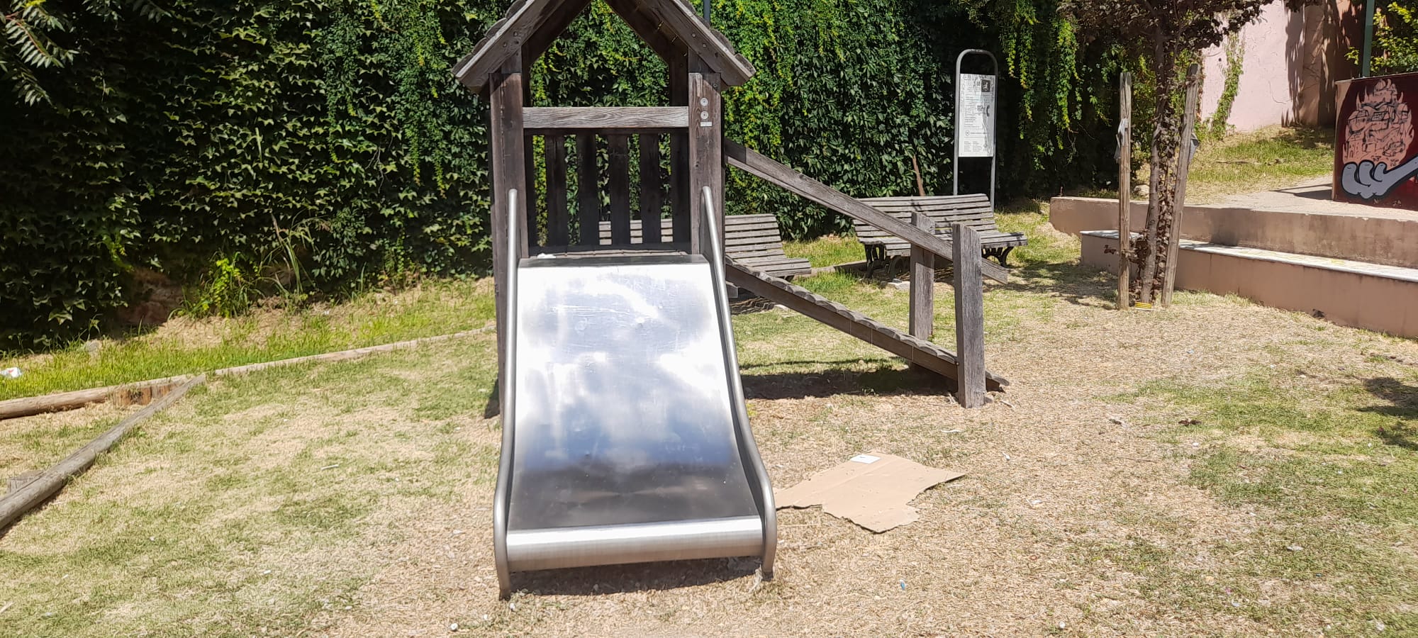 Limpeza camarária não resolve decadência social do Jardim da Cerca da Graça