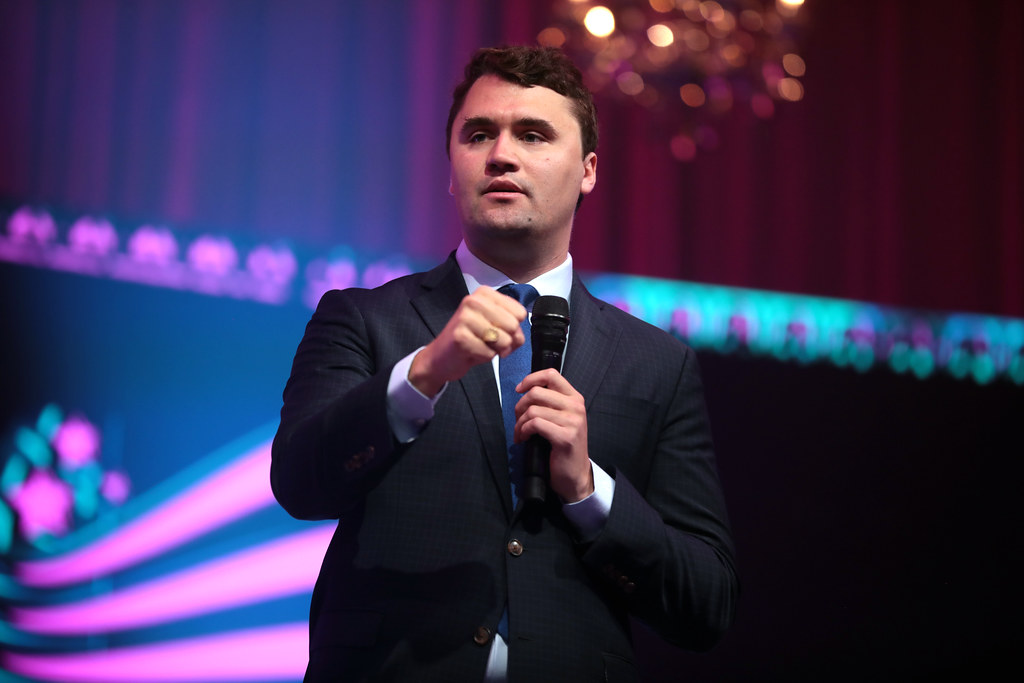 Onda de desinformação diaboliza Charlie Kirk e glorifica o homicida  como um “jovem anti-fascista”