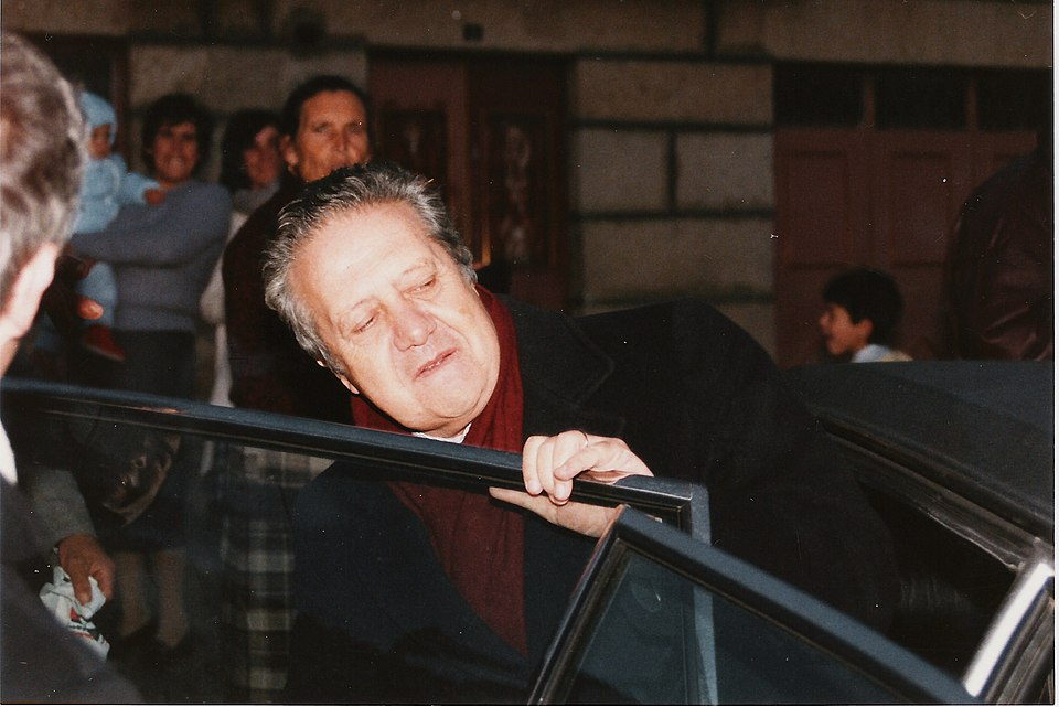 Amadora: Câmara socialista gasta 246 mil euros em obra de cimento de oito toneladas para celebrar Mário Soares