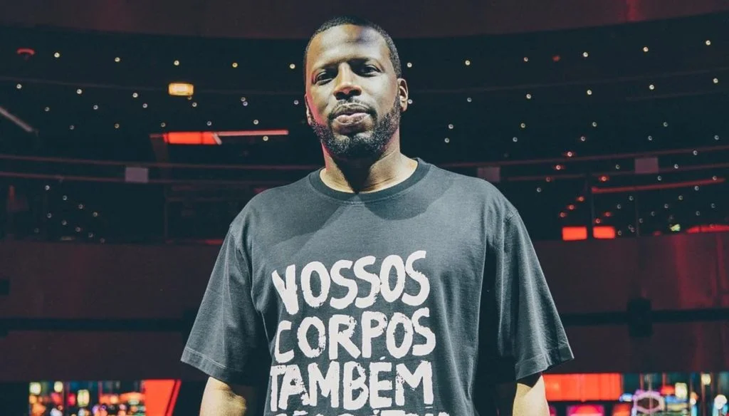 Vá lá, Dino d’Santiago, tu és capaz: processa lá um jornalista por fazer jornalismo