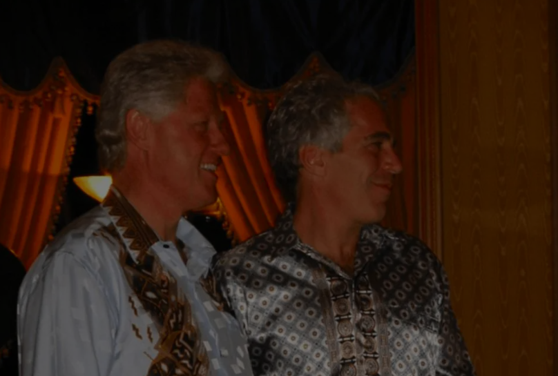 Bill Clinton esteve duas vezes com Epstein no aeroporto açoriano de Santa Maria