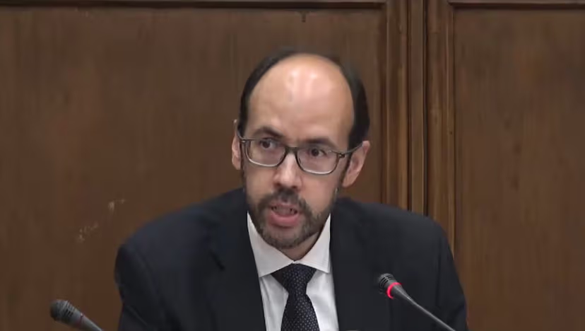 Vice-presidente do regulador dos media dissolve empresa de consultadoria para tentar ‘limpar’ grave incompatibilidade