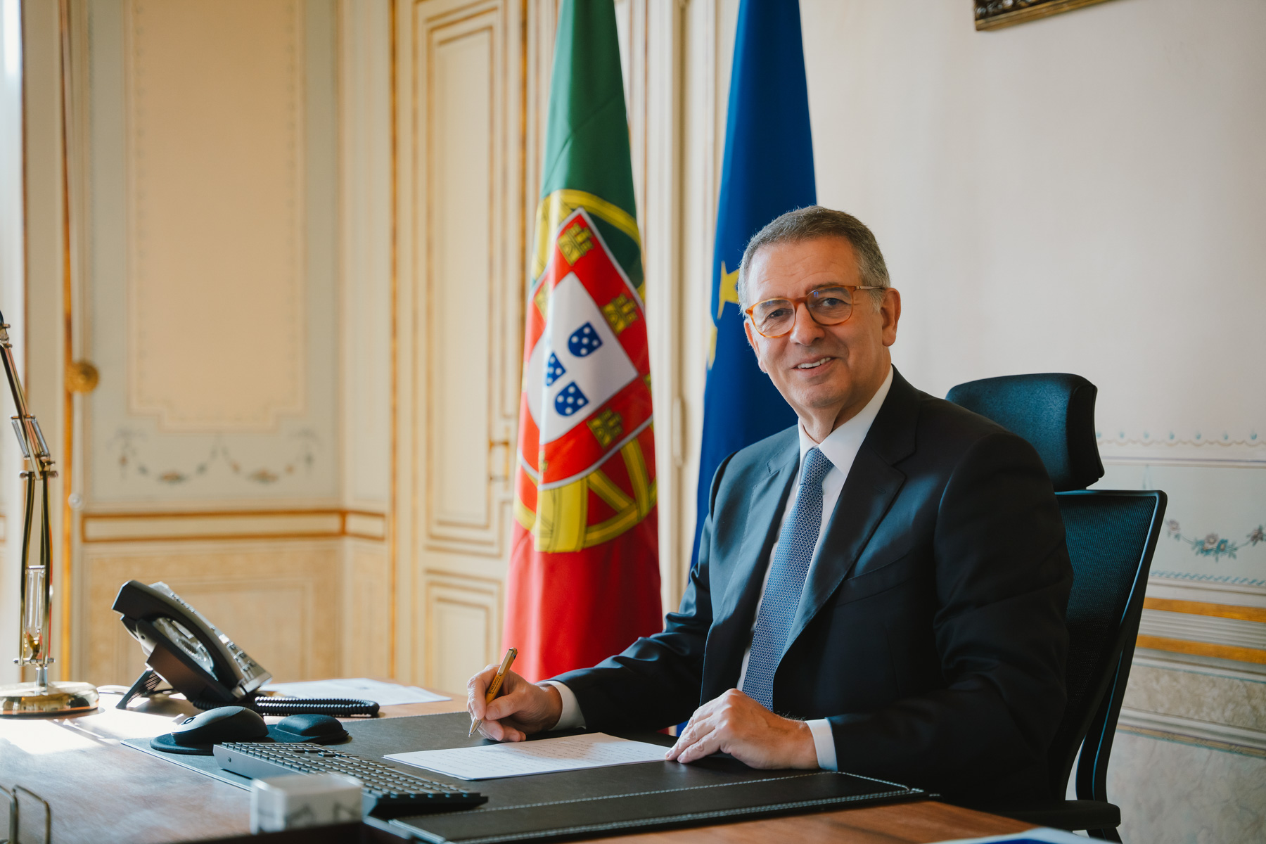 ‘Socialistas mas pouco’: empregados da família do Presidente receberam, em média, menos 17% em 2024 do que em 2020