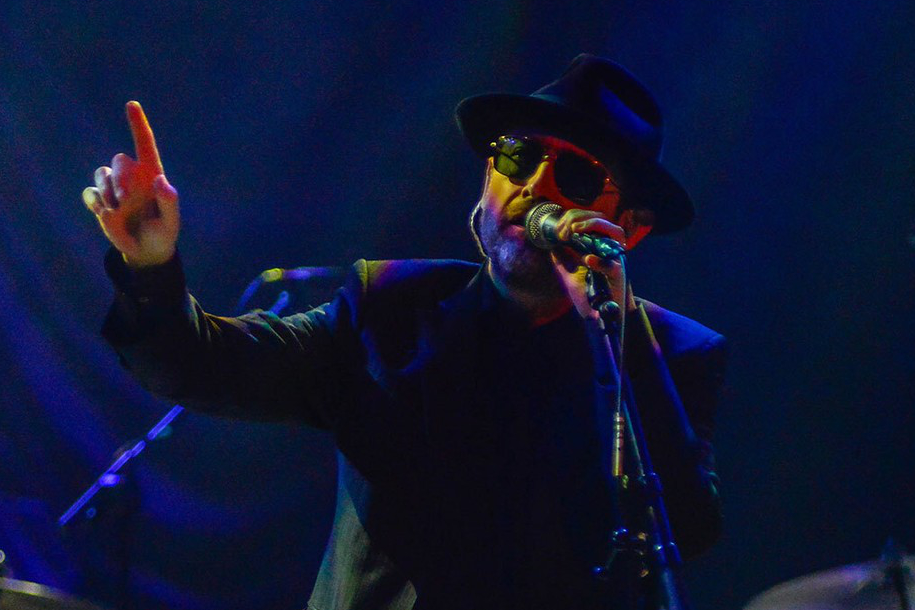 A arte de cantar e de rir da vida