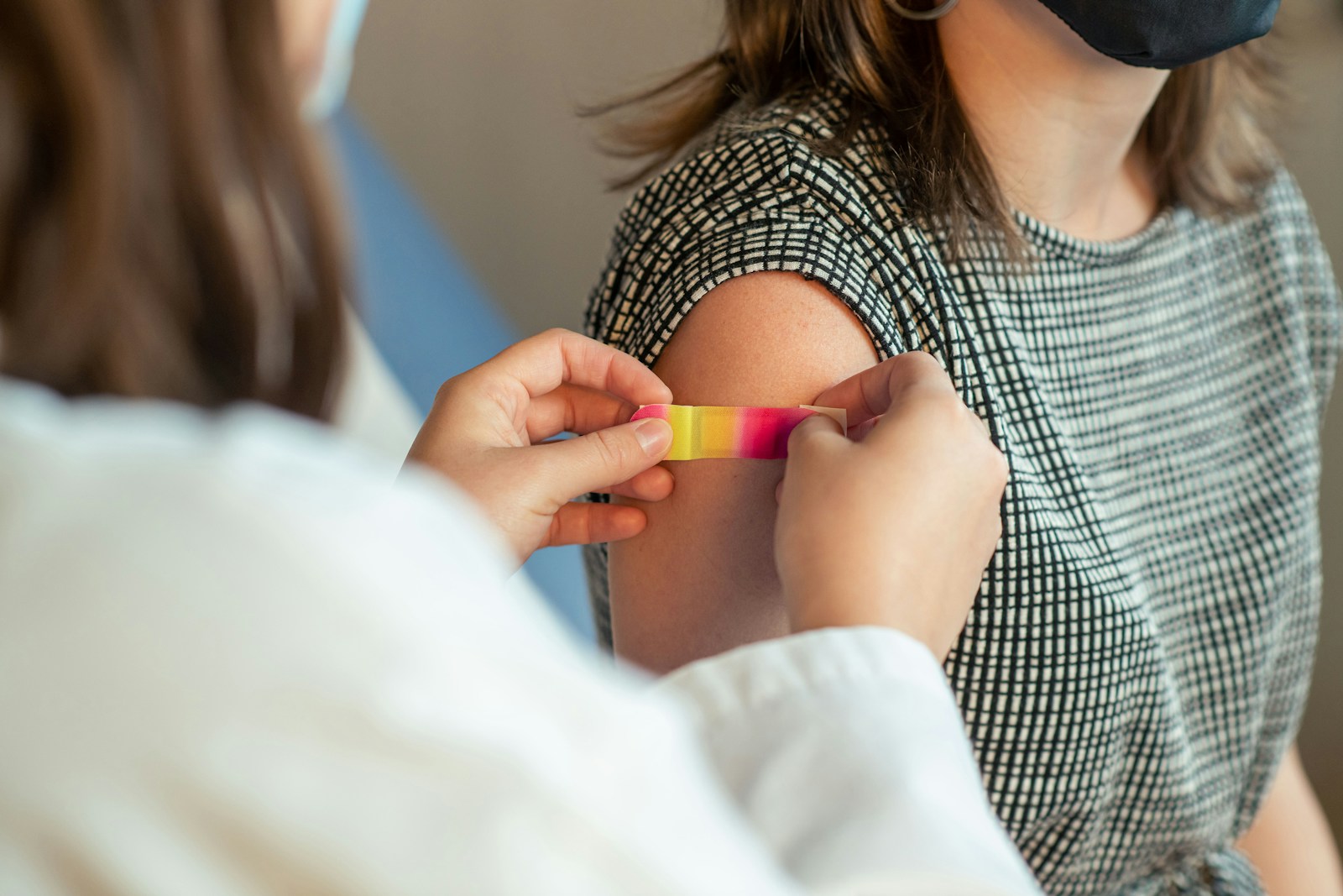 Gripe: vacinas de dose elevada reduzem internamentos, mas estudo não prova que salvem mais vidas