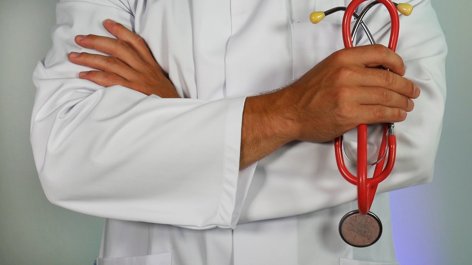 O activismo que apaga factos: a falsa equivalência sobre a ‘medicina integrativa’