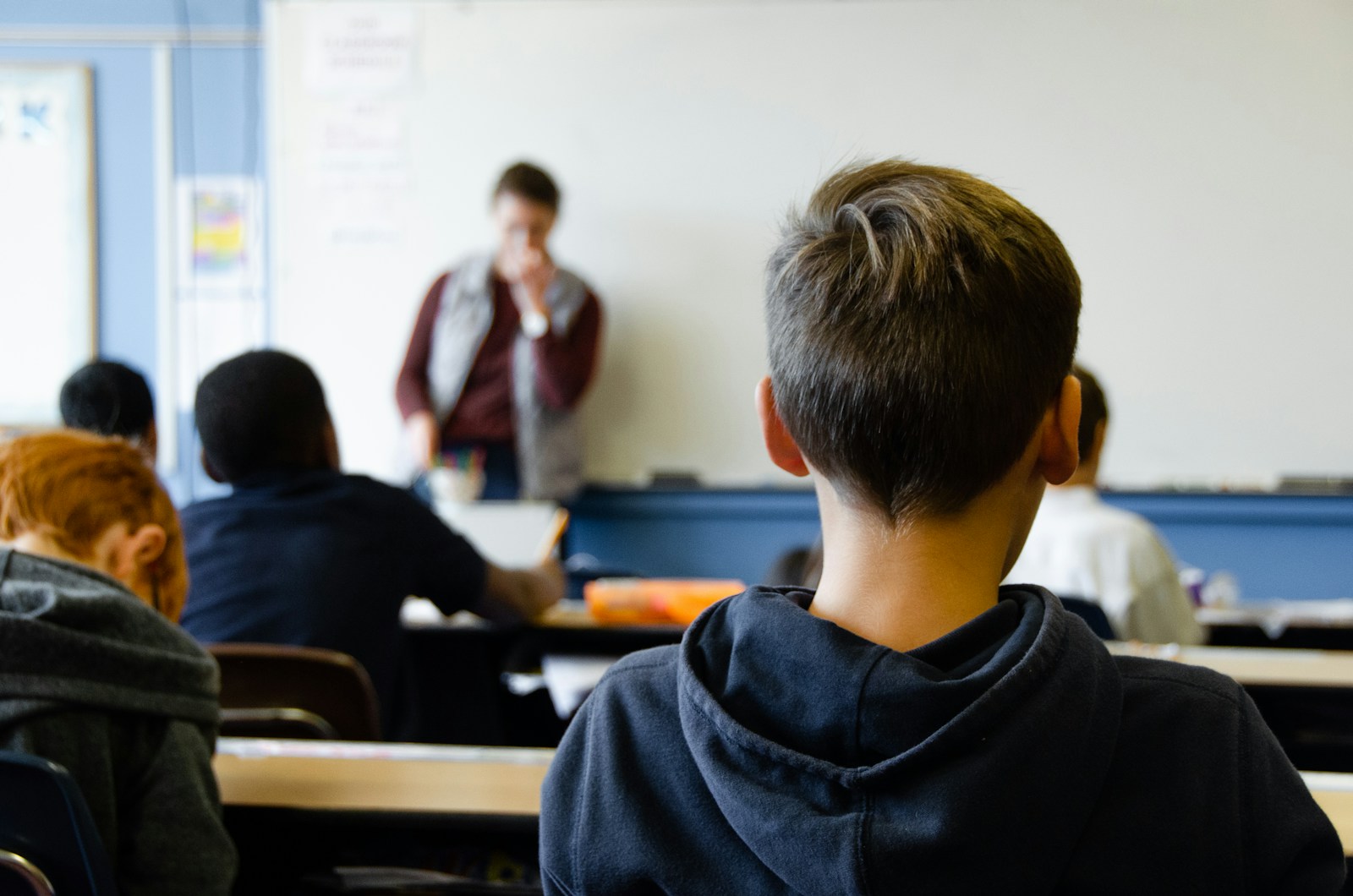 Empresa investigada por vendas agressivas em escolas recebe fundos públicos para instalar IA e ‘chatbots’