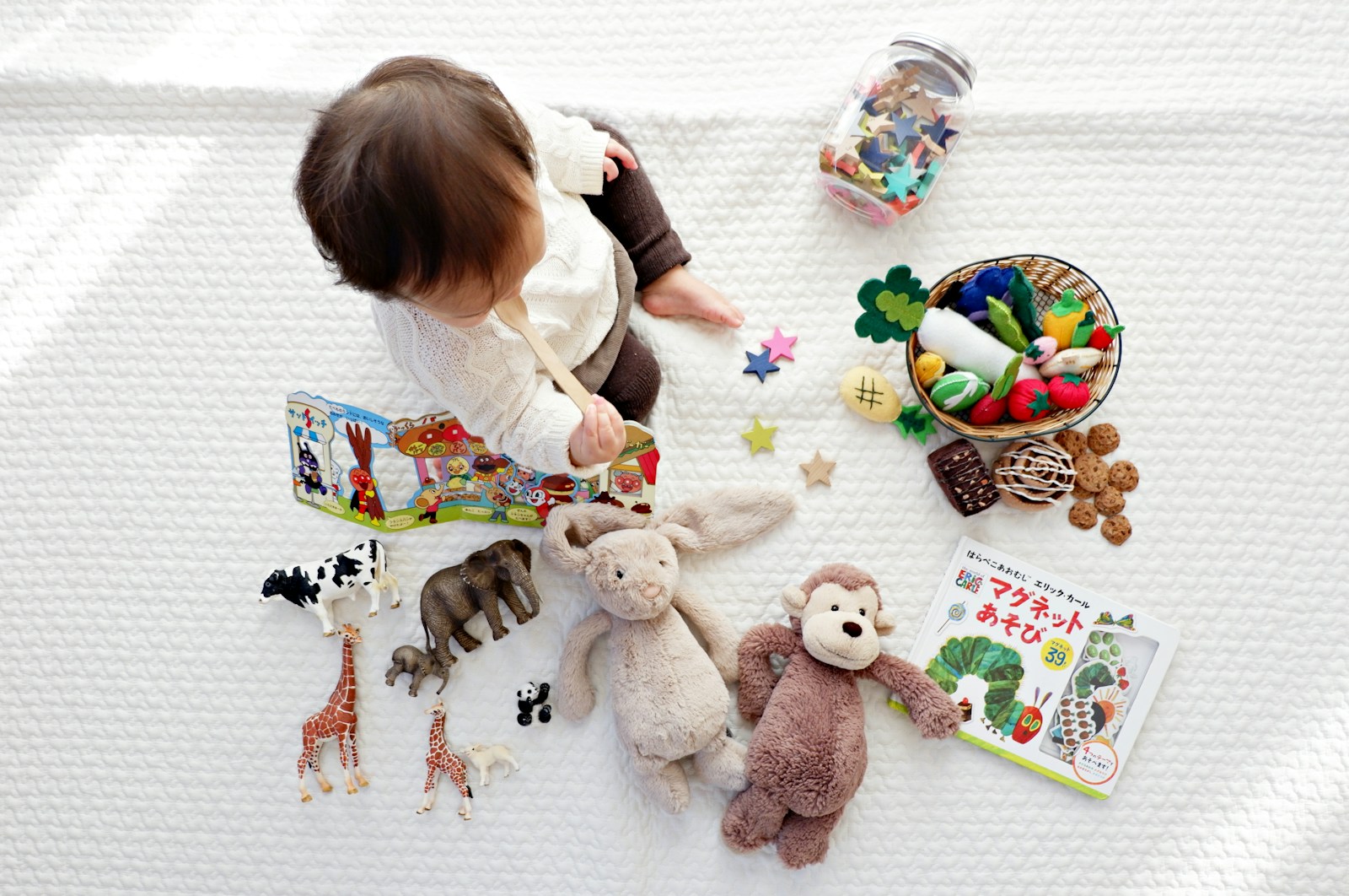 Bébe surrounded by toys