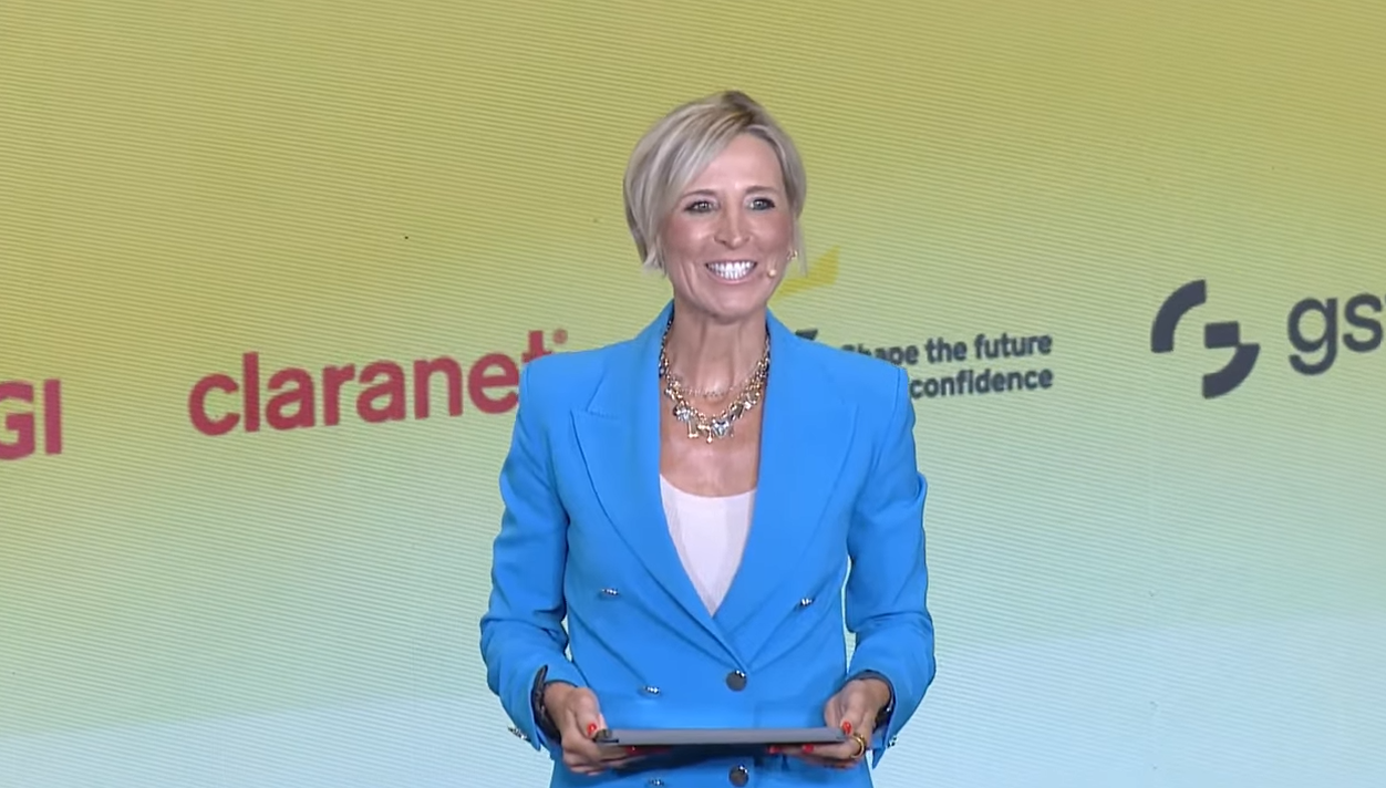 Marta Atalaya, ‘jornalista e mestre de cerimónias’ participou em evento de promoção do Governo